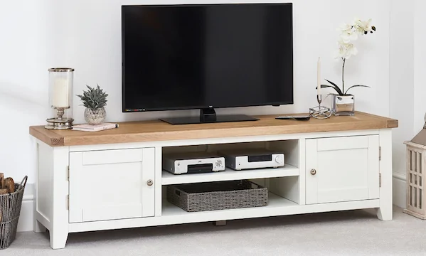 Top mẫu kệ tivi gỗ tự nhiên hot năm 2025